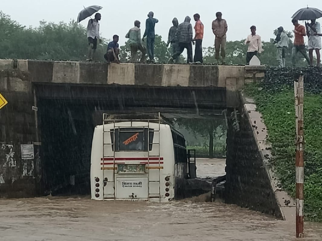 Bus Stuck in four feet of water in underpass in mandsaur MP, bus stuck in bridge in dhar mp