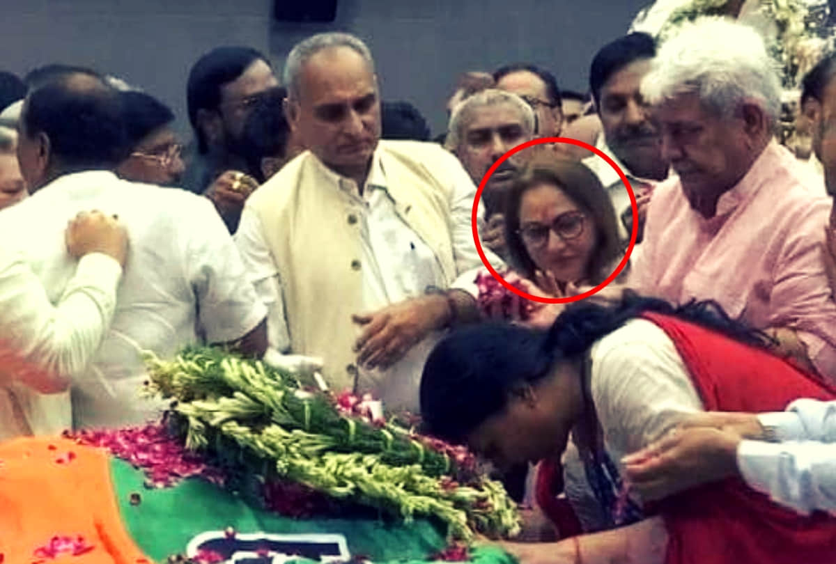 Jaya Prada pushes into BJP headquarters during sushma swaraj mortal remains
