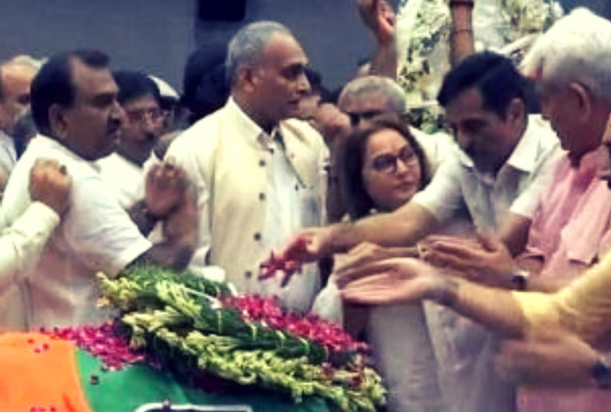 Jaya Prada pushes into BJP headquarters during sushma swaraj mortal remains