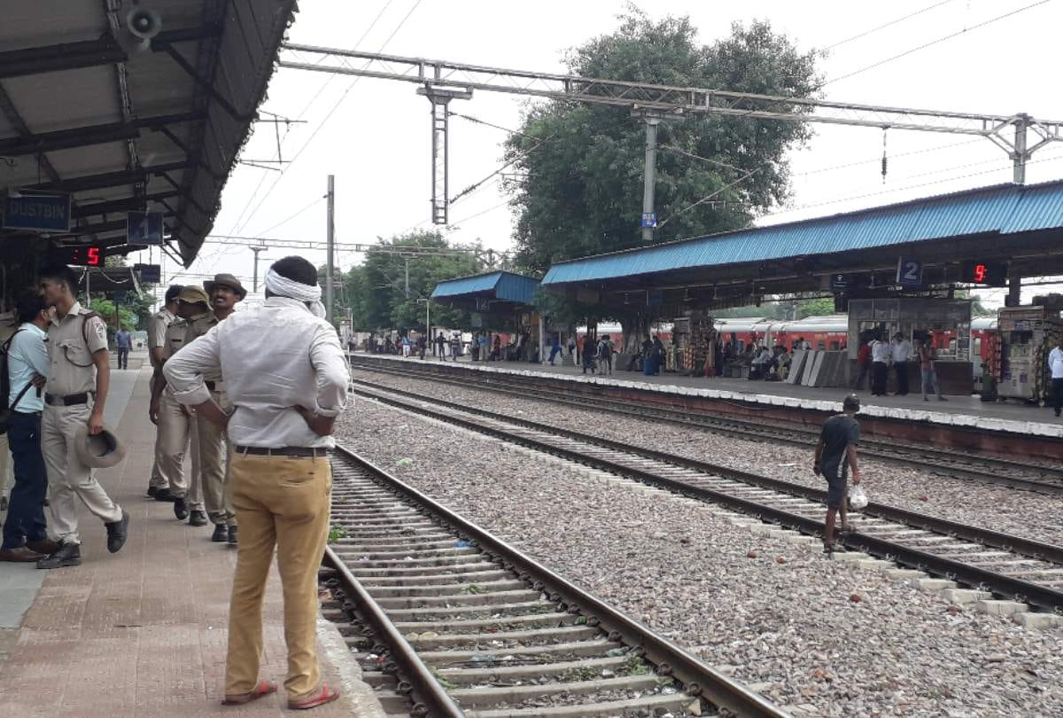 Faridabad jhelum express returning from jammu scuffle with passengers not give seat daily travelers
