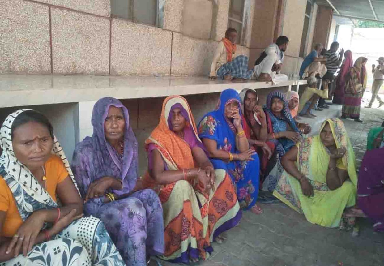 Youth fall from a moving train and died in chitrakoot