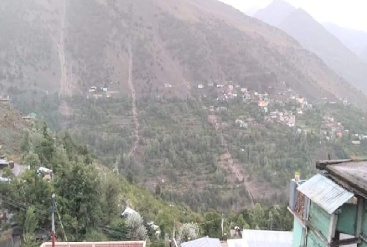 cloud burst in kinnaur, national highway closed and car washed away