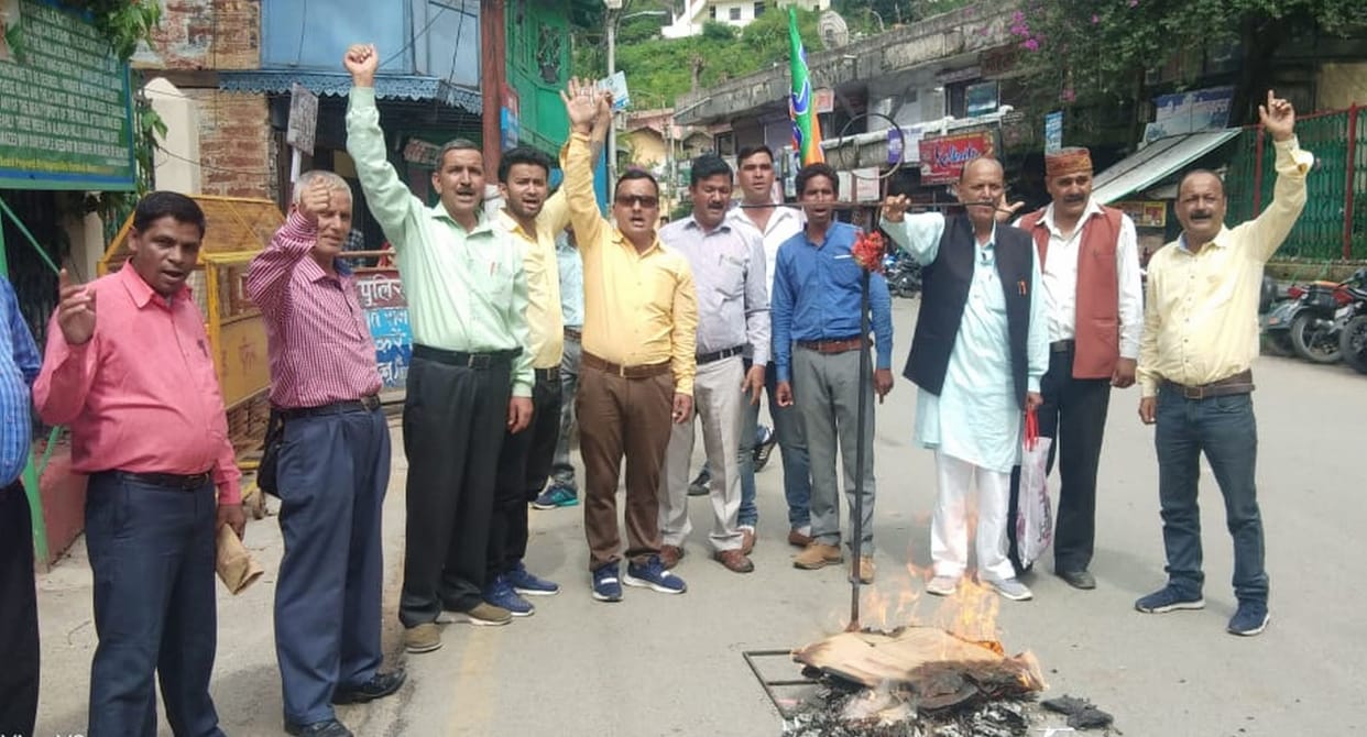 bjp buent effige of gulam navi azad