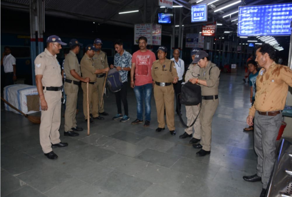 Blast in janta Express Train fake Information create panic on dehradun railway station