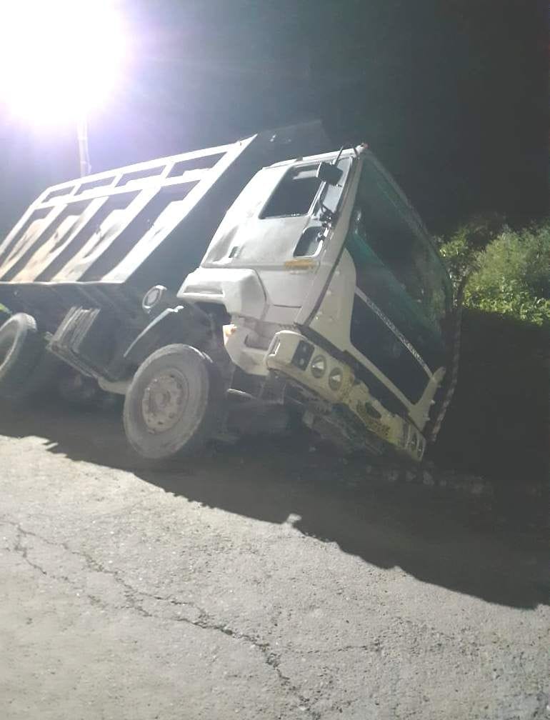 Overloaded dumpers overturned due to road sinking in Kashirampur Talla, people created uproar