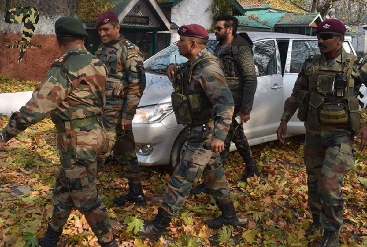 lt. col. mahendra singh dhoni polishing his shoes,playing volleyball,photos and videos of dhoni army