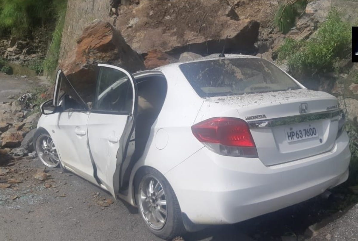 landslide in shimla big Boulders hit car