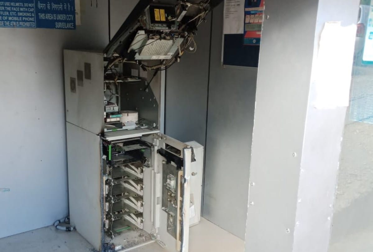 Solan Himachal Pradesh  Robbers cut ATM with gas cutter looted Rupee 3.50 lakh