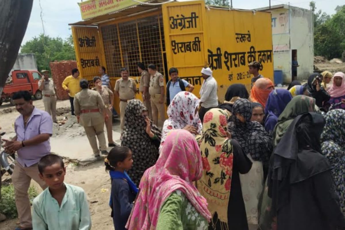 women protest on on liquor shop in saharanpur,