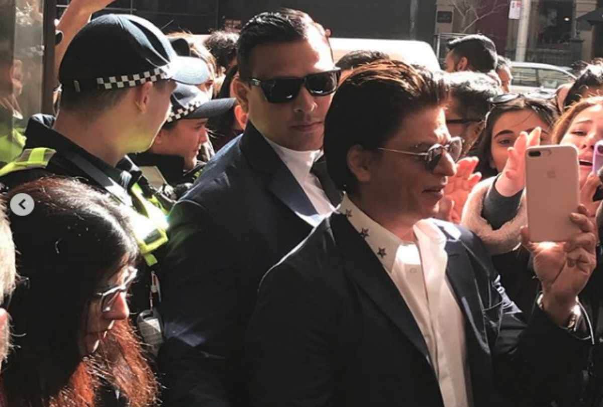 shah rukh khan take selfie with fans in Australia video viral