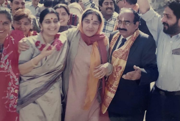 Sushma SwaraJ was celebrate birthday in katasraj shiv mandir of pakistan