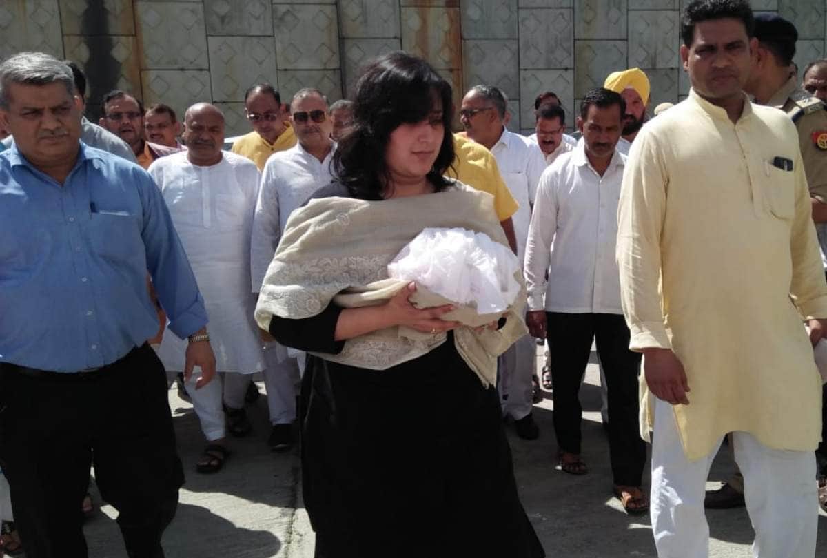 sushma swaraj ashes immersed in ganga river at braj ghat hapur by daughter bansuri