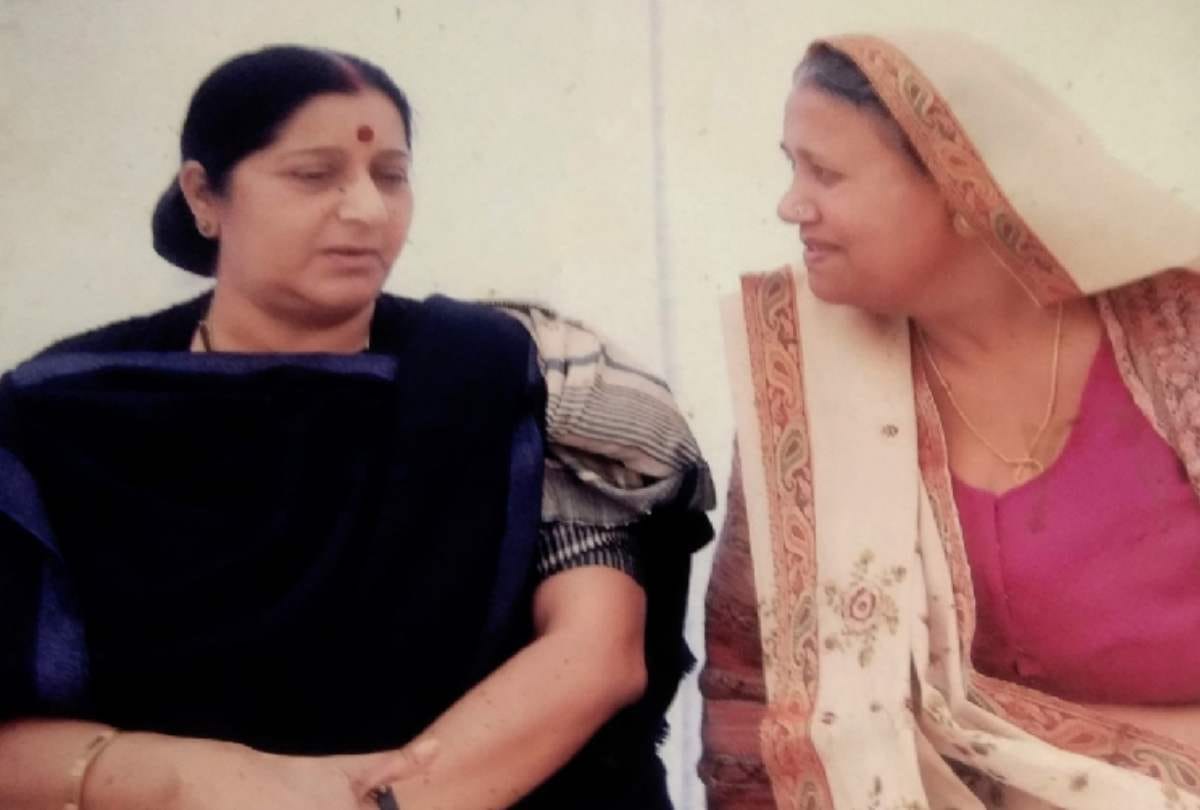 sushma swaraj rare photos of paternal house step other relatives and childhood stories