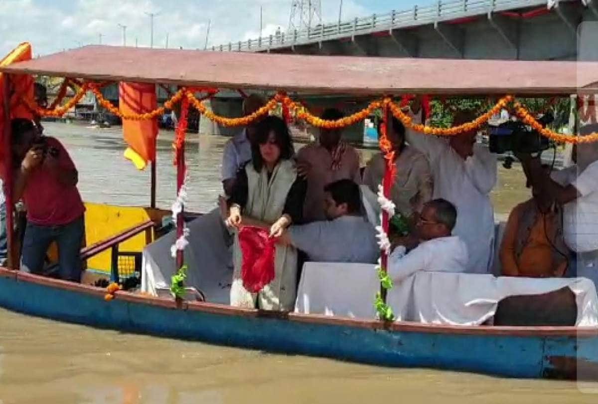 sushma swaraj ashes immersed in ganga river at braj ghat hapur by daughter bansuri