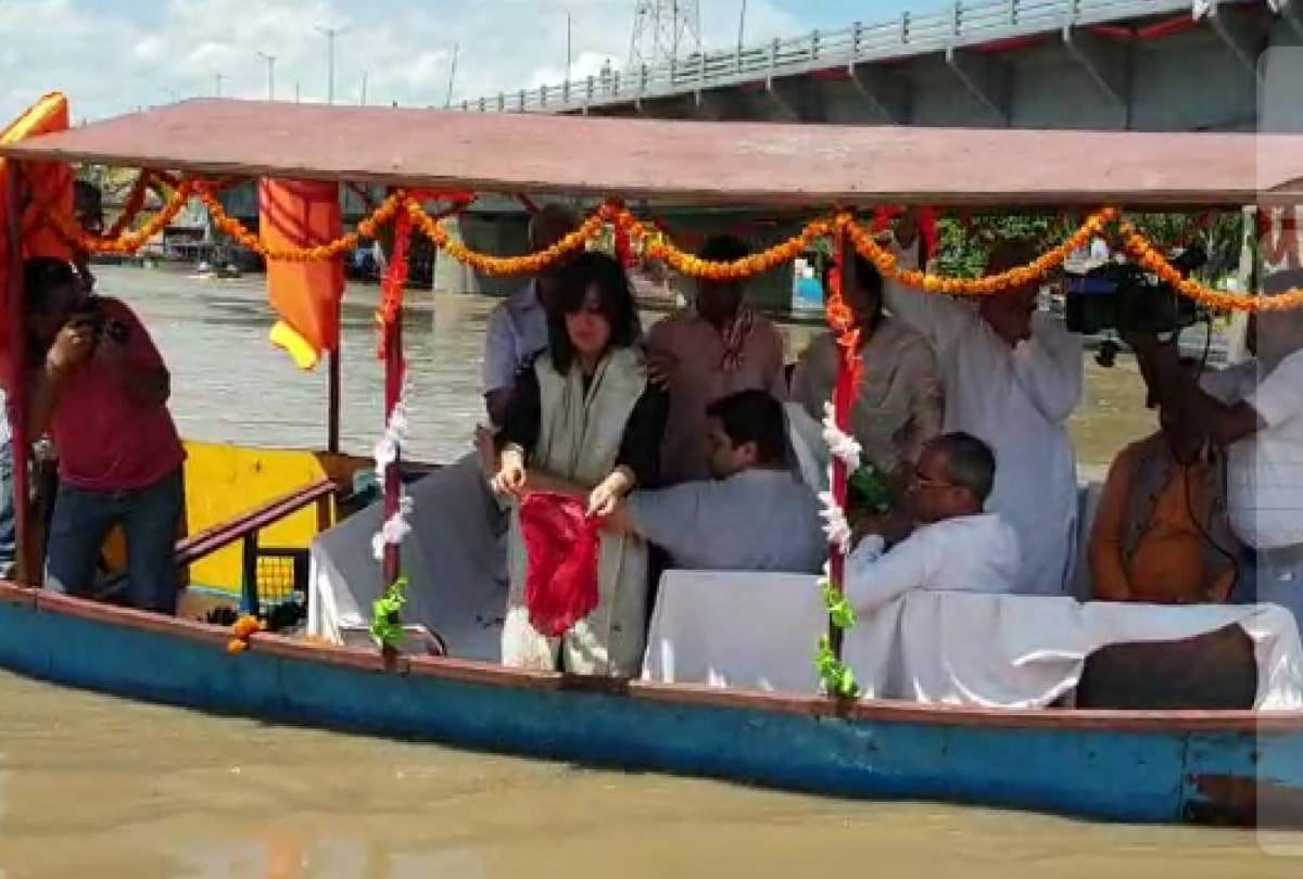 sushma swaraj ashes immersed in ganga river at braj ghat hapur by daughter bansuri