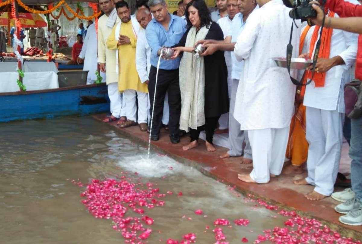 sushma swaraj ashes immersed in ganga river at braj ghat hapur by daughter bansuri