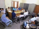 फोटो संख्या:45- नगर पालिका में बैठक करते हुए नगर पालिका पार्षद व अधिकारी