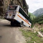 बस खाई की तरफ लुढ़की