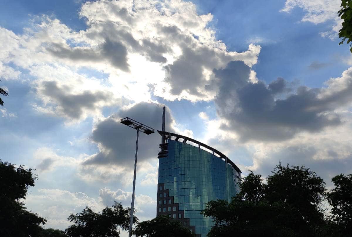 delhi ncr weather update scorching heat cloudy sky strong wind to blow today