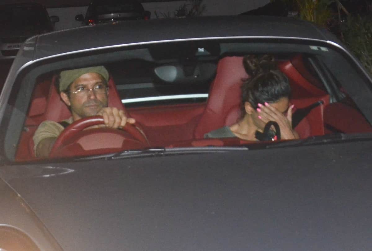 farhan akhtar with shibani dandekar her reaction after seeing camera