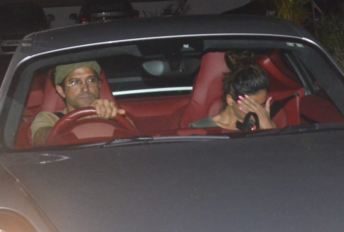 farhan akhtar with shibani dandekar her reaction after seeing camera