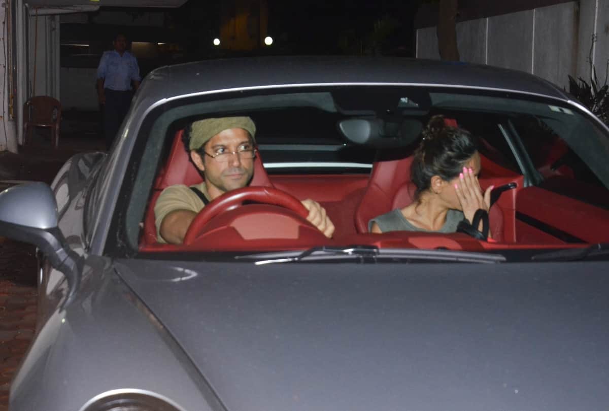 farhan akhtar with shibani dandekar her reaction after seeing camera