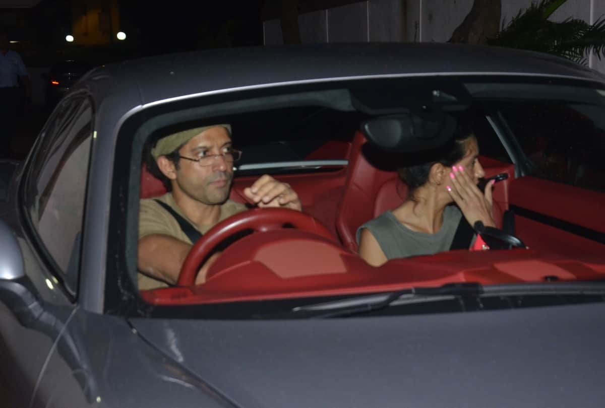 farhan akhtar with shibani dandekar her reaction after seeing camera