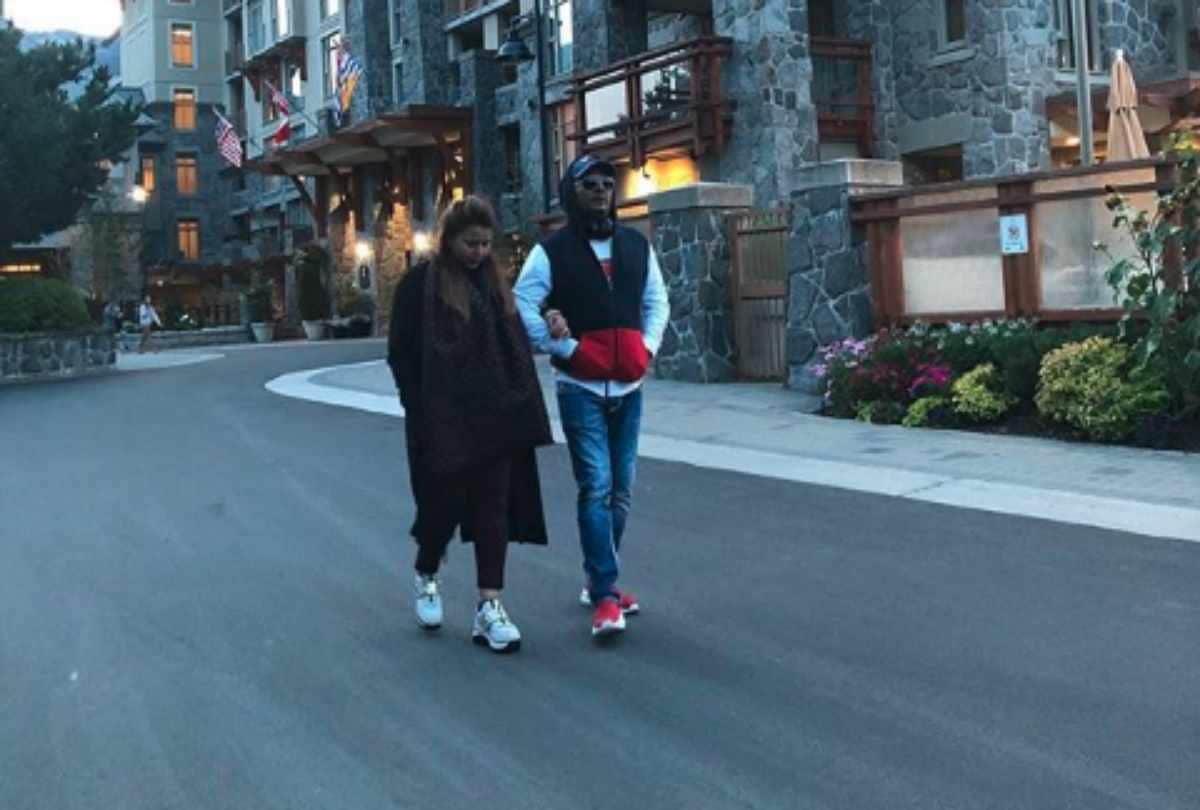 kapil sharma share photo with ginni chatrath from canada
