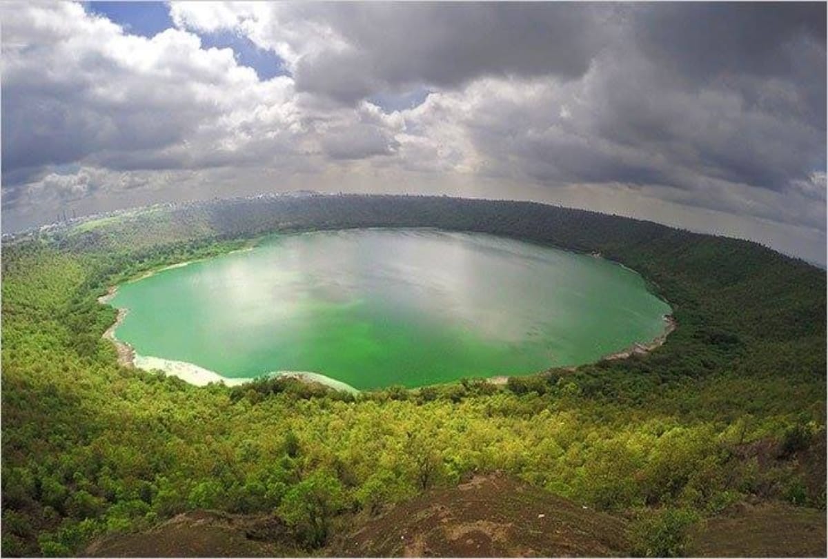Scientists will investigate the reason why the water of Lonar lake is pink in Maharashtra