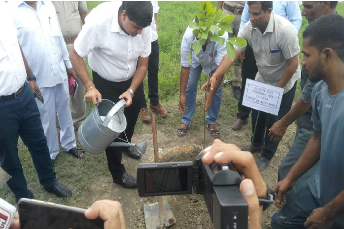 Many lakhs plantation in Meerut city by all officers