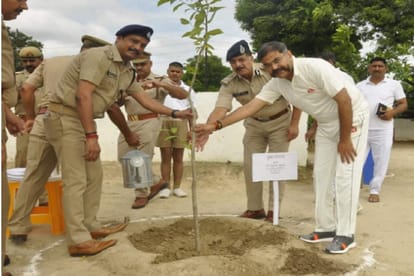 Many lakhs plantation in Meerut city by all officers