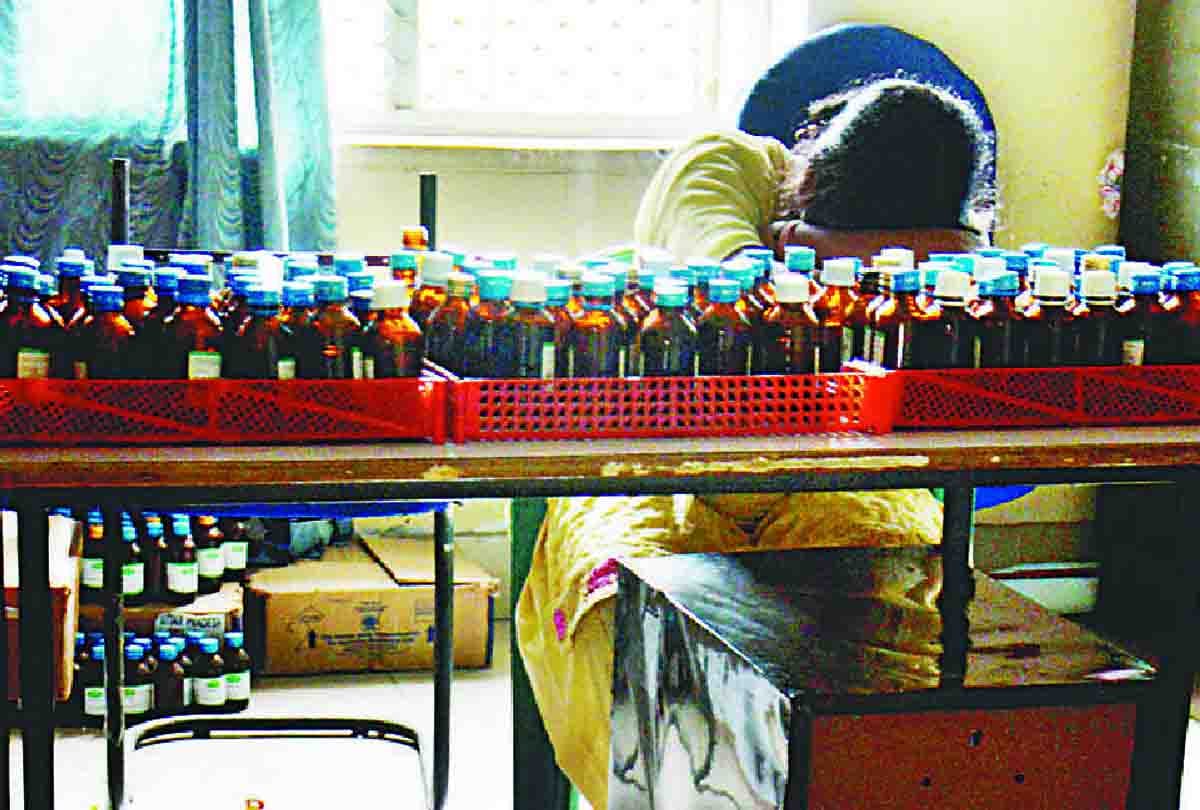 woman pharmacist abused patient and doctors in kannauj