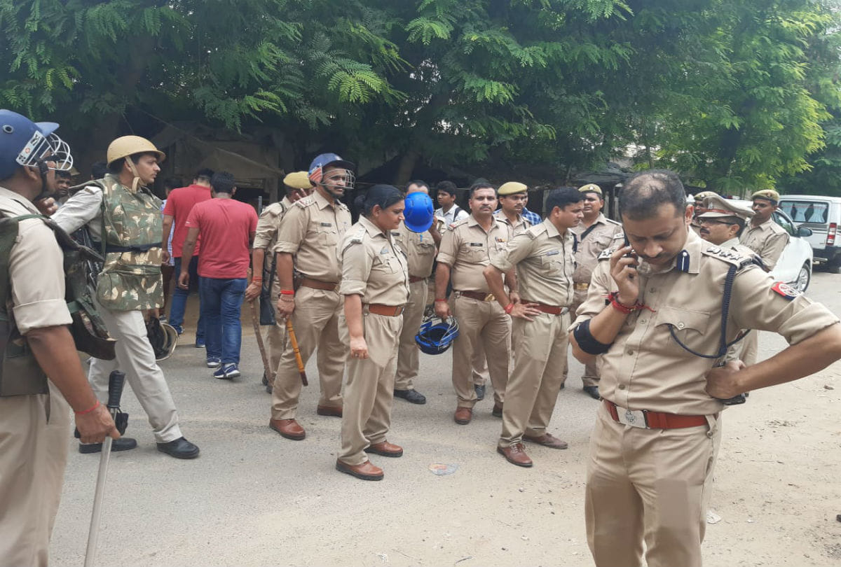 mob attacks police due to rumor of child thief in mathura