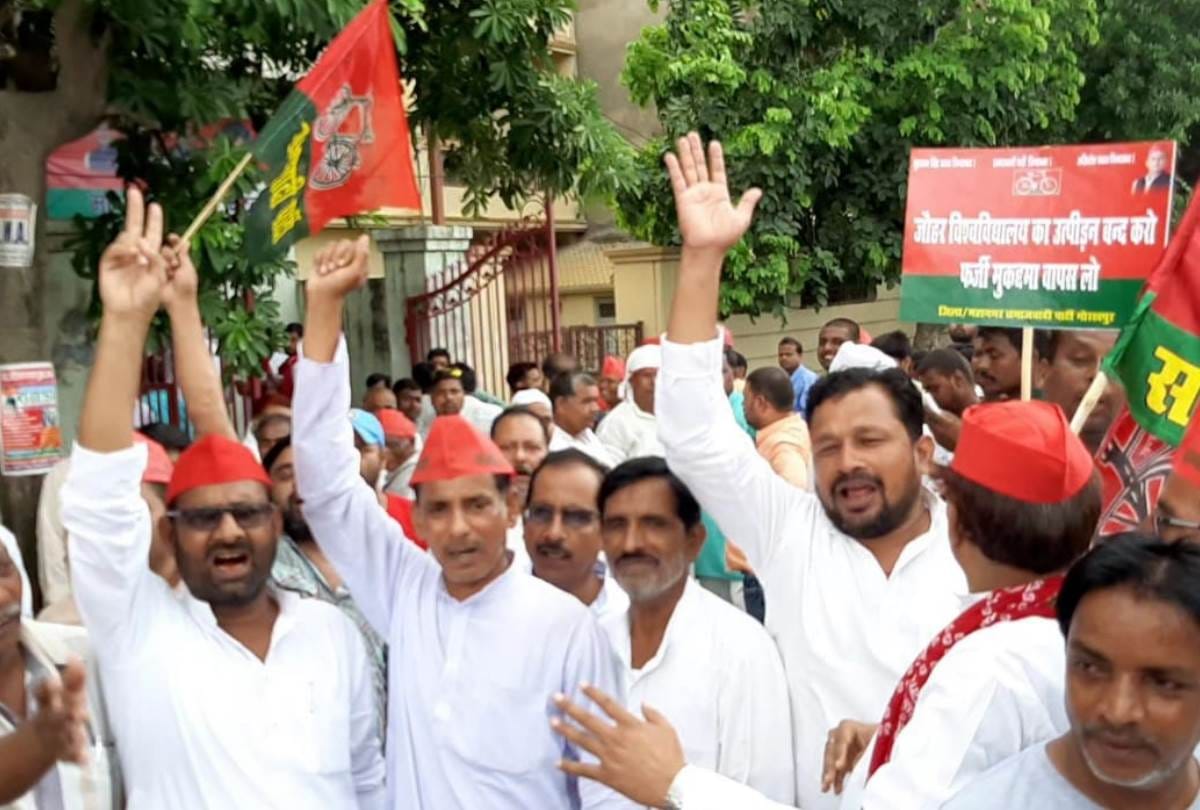 samajwadi party workers protesting for bad law and order situation accross state
