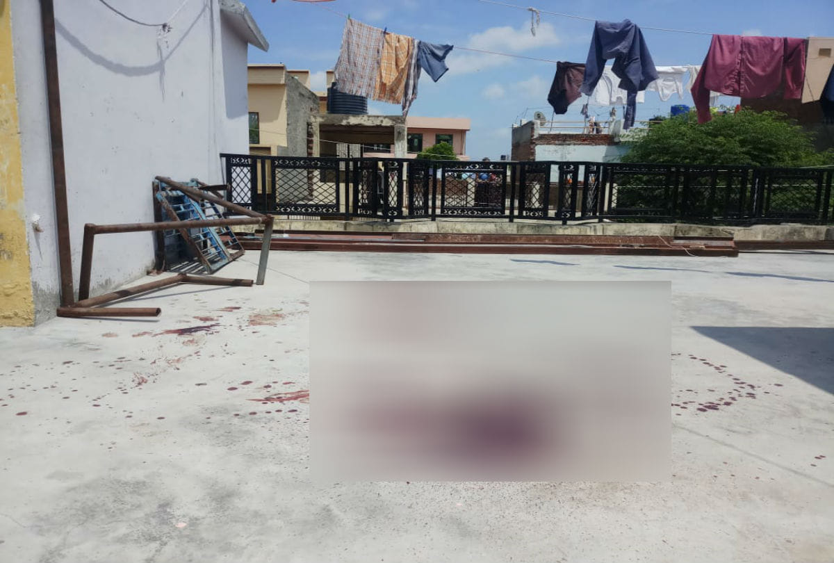 young man attacked girl with knife in agra