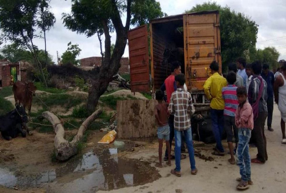 Smugglers throw stones at police team in Sant kabir nagar