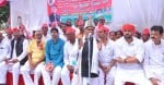 कलक्ट्रेट में धरने को संबोधित करते जिलाध्यक्ष शमीम बांदवी।