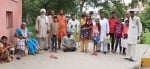 विश्वविद्यालय के गेट पर पहुंचे दिव्यांग।