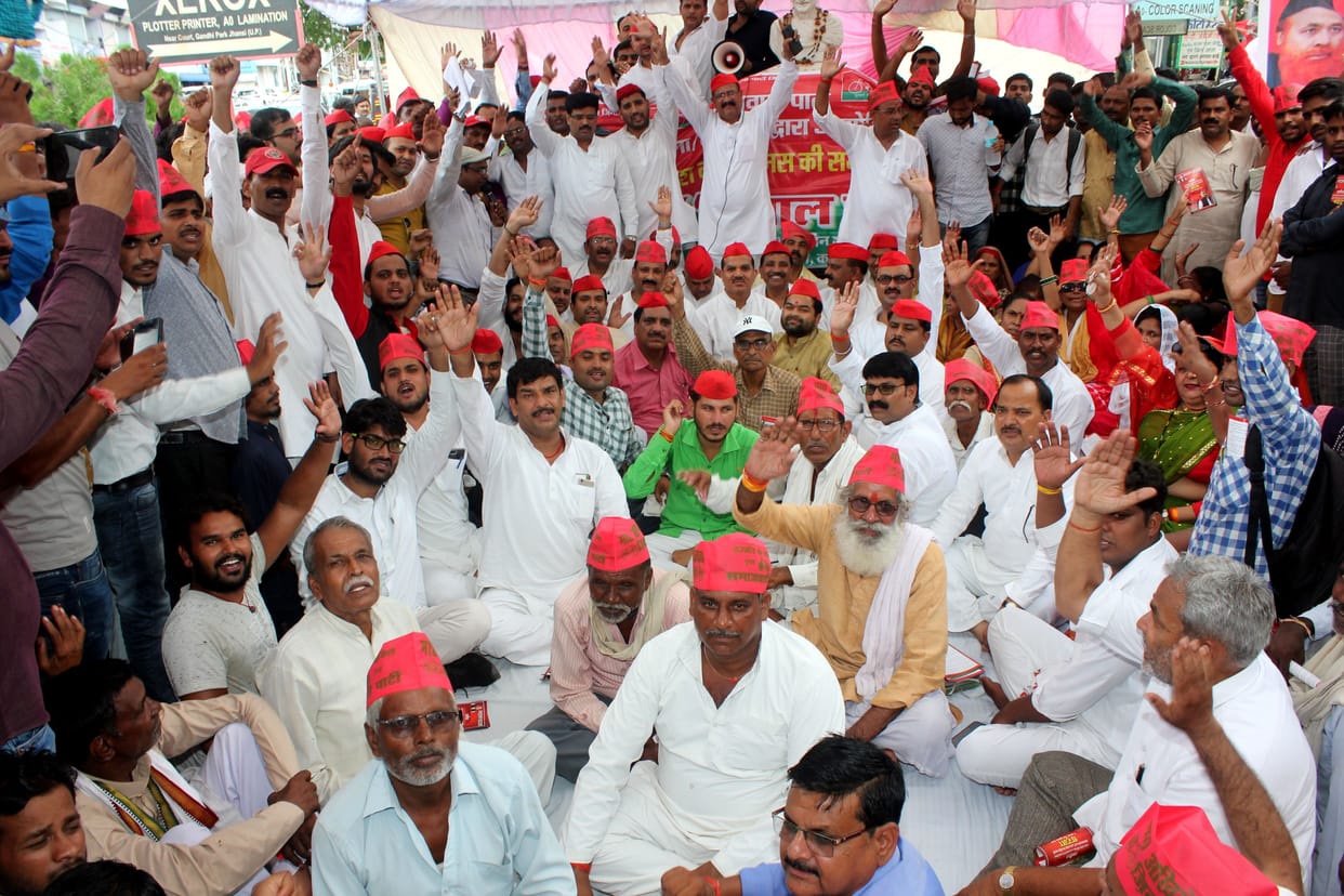 samajwadi party workers protested on  issues of exploitation