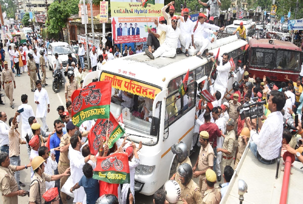 Samajwadi Party workers arrested over going to protest, Gorakhpur, UP