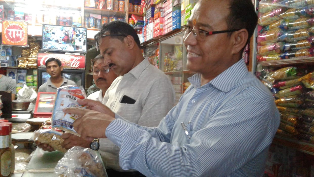 expiry food found in three shos