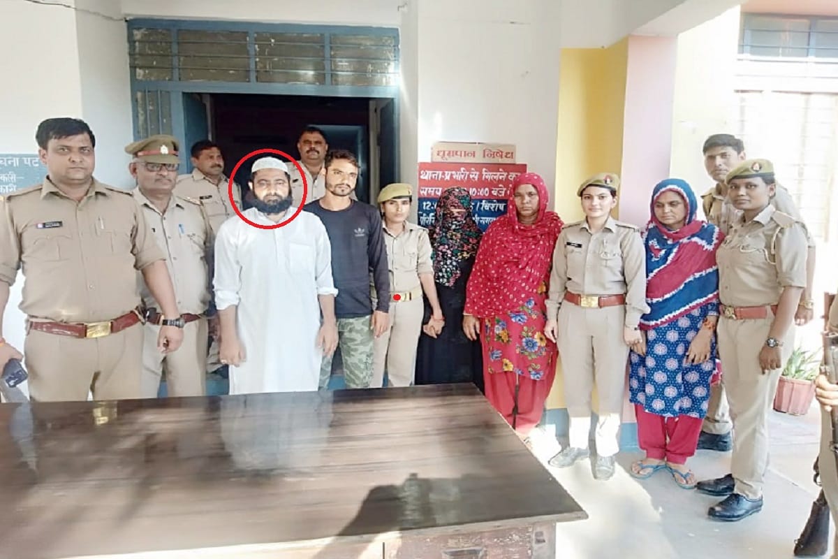 Policemen held hostage in Baghpat and case filed against 86 people including Pradhan