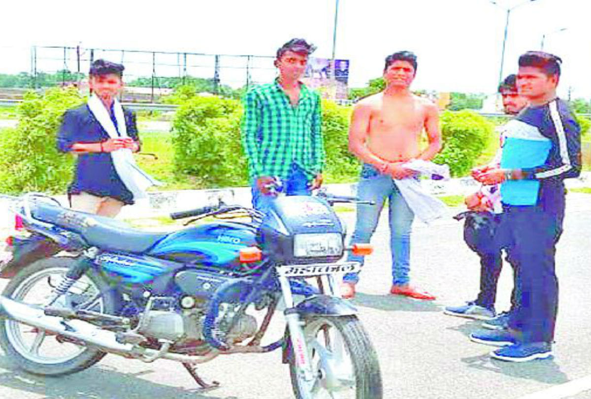 bike stunt at agra inner ring road challan cut by Inspector