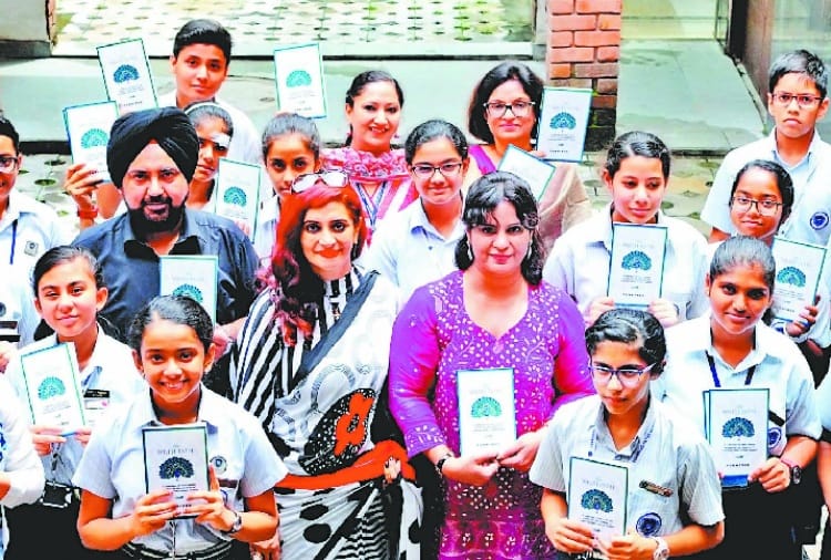 16 school students relased book named the right path