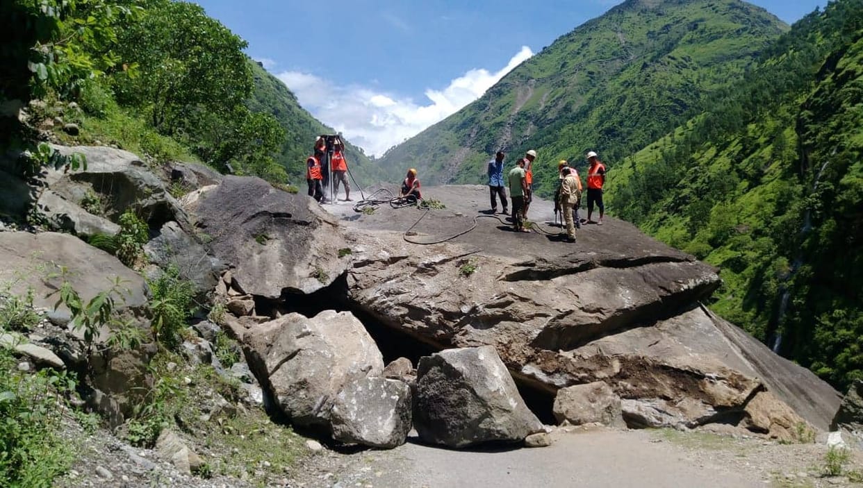 Giant rock falls in Kailash Mansarovar Yatra route, route closed
