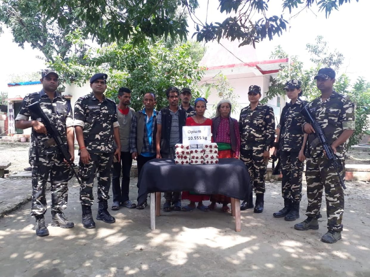 Five smugglers arrested with 10.5 kg opium