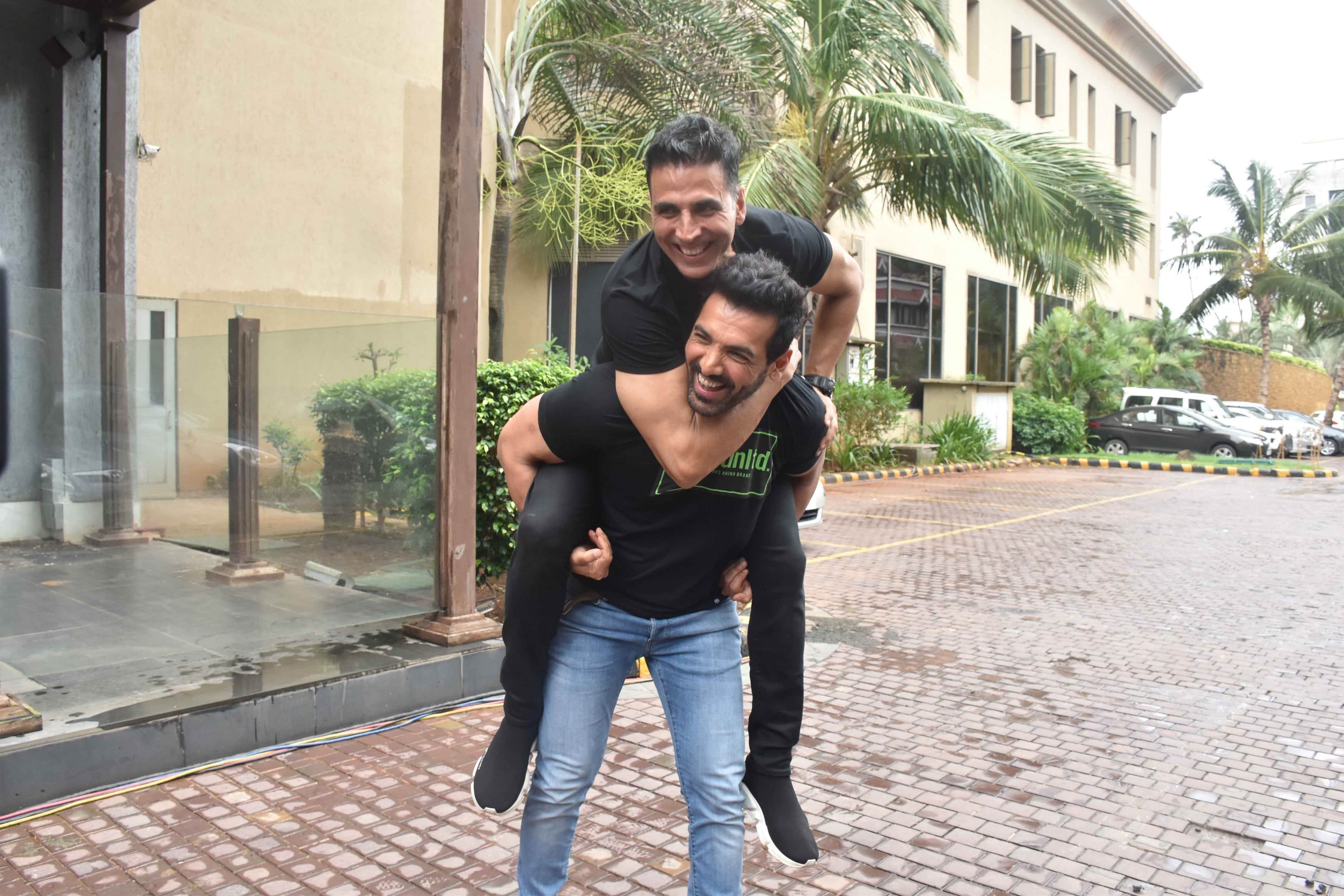 Sonakshi Sinha fun with Akshay Kumar as actor fall from his Chair During Mission Mangal Promotions