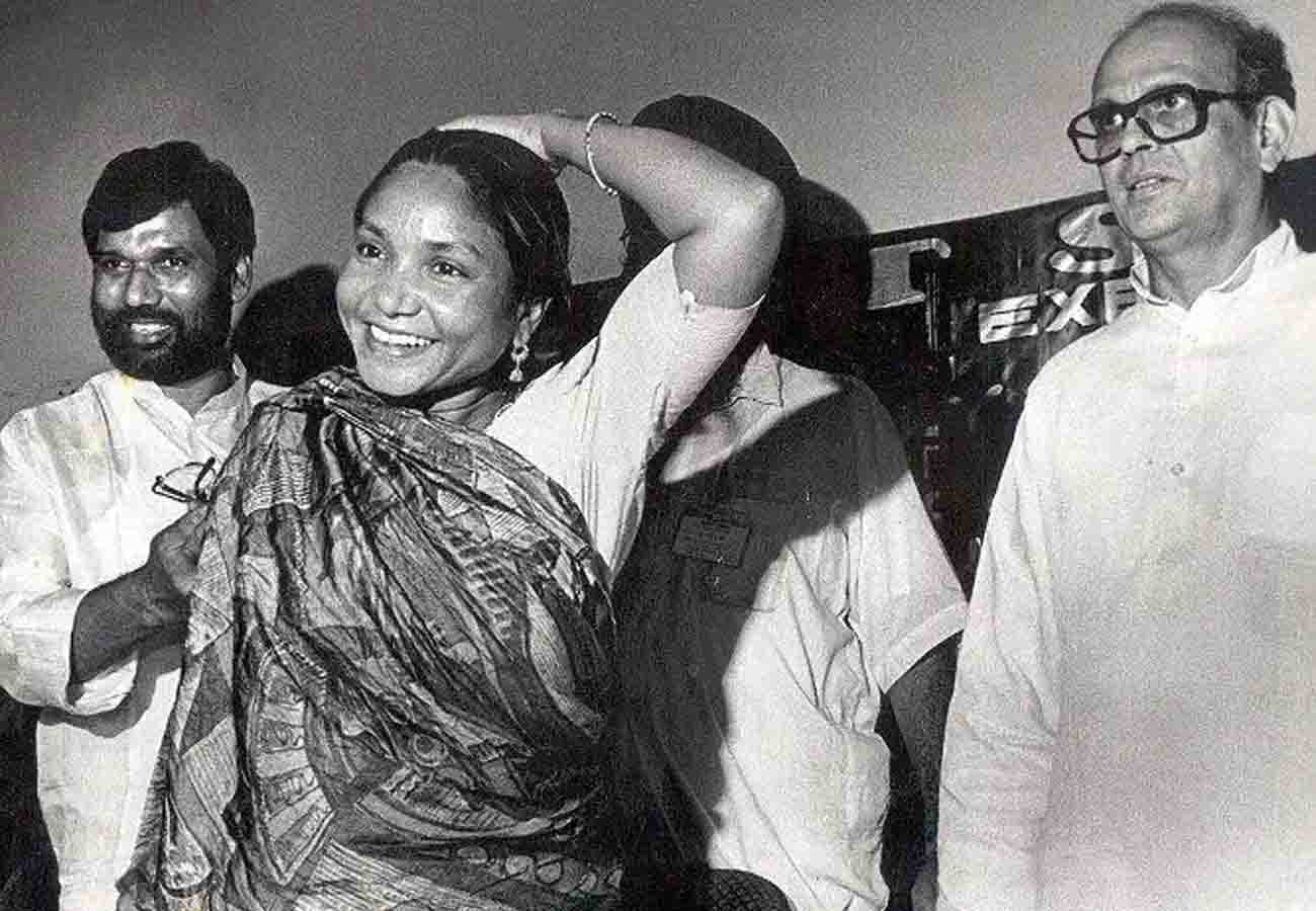 When Phoolan Devi reached Akhilesh Dimple marriage