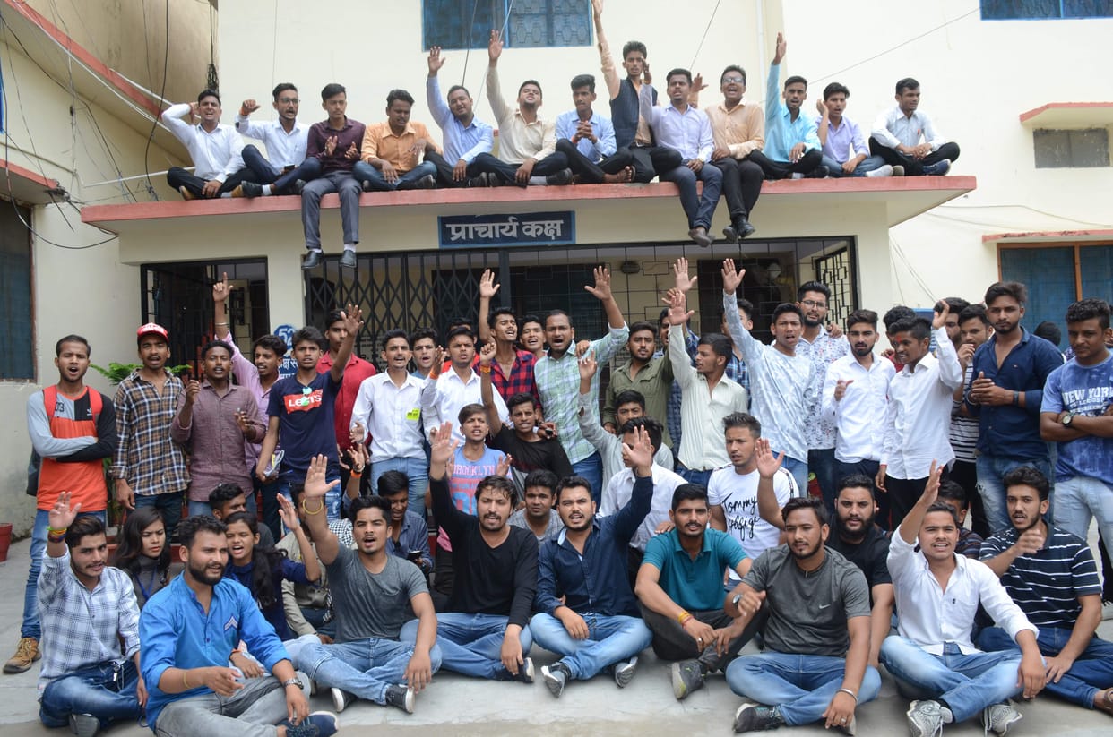 Ruckus in MBPG College, students climbed to the roof