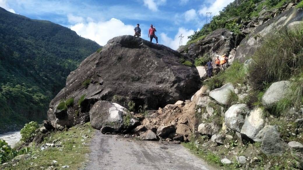 Boulder fell near Dobat on Kailash Mansarovar road, traffic stopped